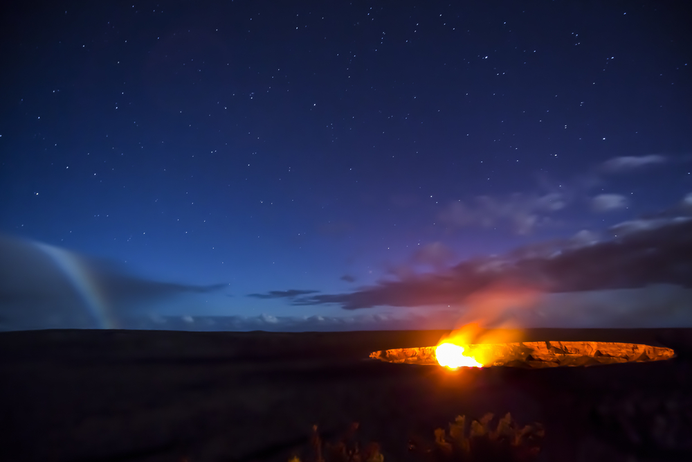 暗闇で見るキラウエア火山火口