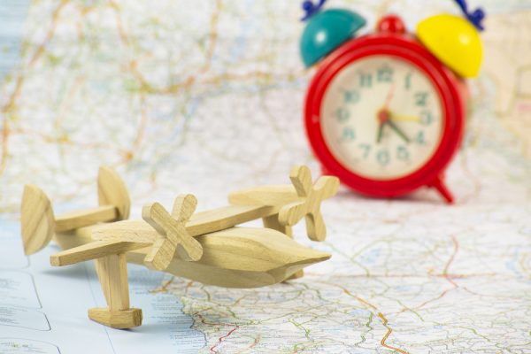 地図と飛行機の模型と時計