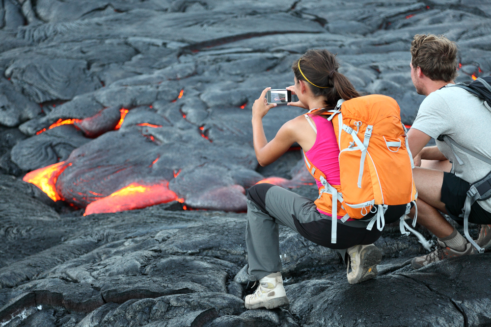 キラウエア火山火口の写真をとる観光客