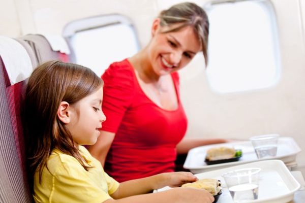 飛行機で機内食を食べる母と娘
