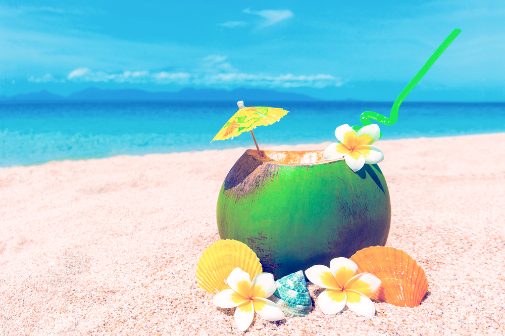ハワイのビーチとココナッツジュース