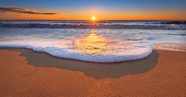 ハワイの海に落ちる夕日