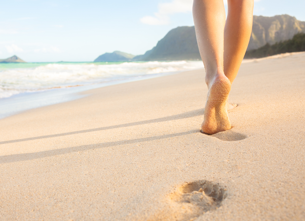 ハワイの砂浜を裸足で歩く