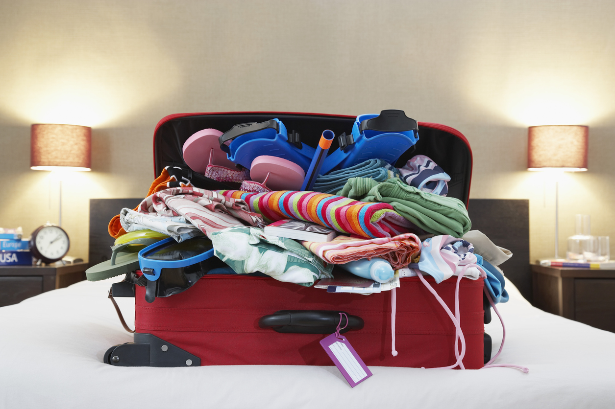 ベッドの上で開けたスーツケース