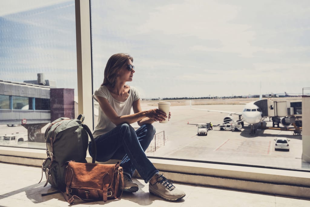 空港　飛行機を待つ女性