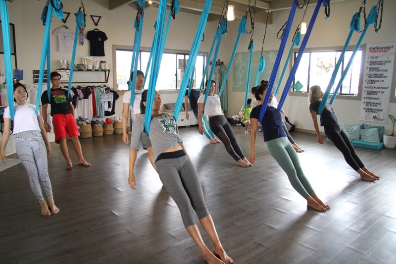 ハワイでハンモックを使った「エアリアルヨガ(Aireal yoga)」体験！ 効果抜群で美BODYゲット！！