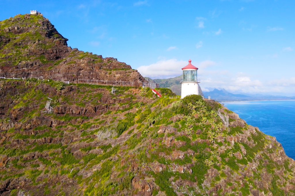 空からハワイを楽しもう！マカプウ岬と灯台