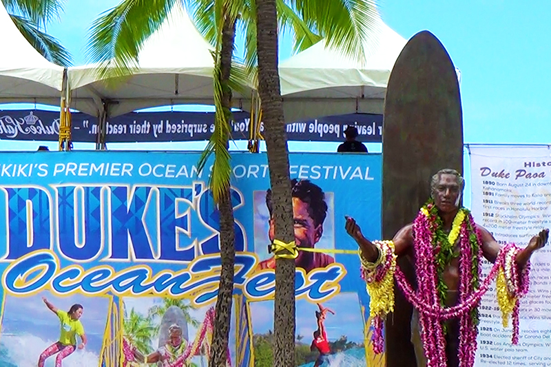 ワンちゃんもハワイでサーフィン！デュークの誕生日を祝うスポーツイベント