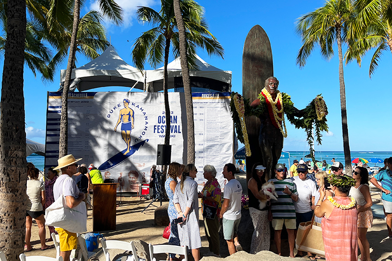 ワイキキビーチのデューク像で誕生日をお祝い！「デュークス・オーシャン・フェスト」開催