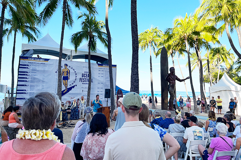 ワイキキビーチのデューク像で誕生日をお祝い！「デュークス・オーシャン・フェスト」開催