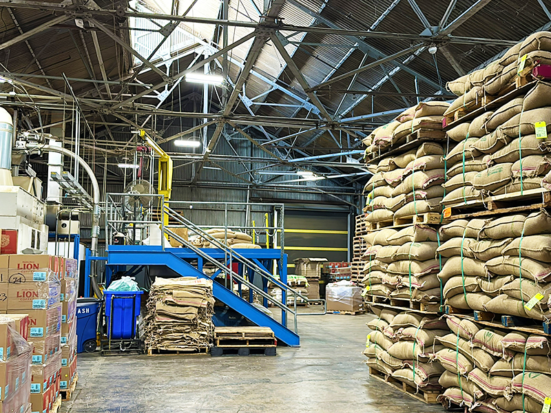 工場内の積み上げられたコーヒー豆